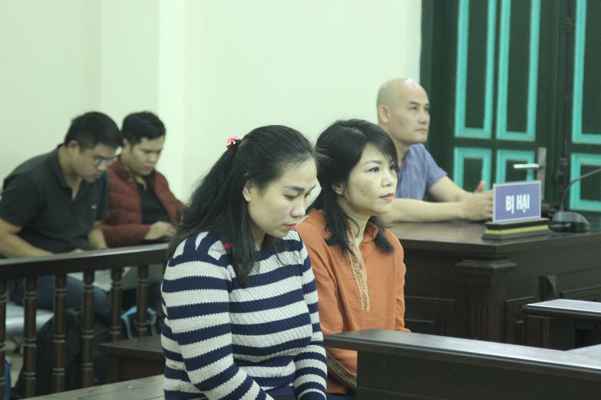 Nguyễn Thị Vân (áo kẻ) và Nguyễn Thị Vững tại phiên tòa.