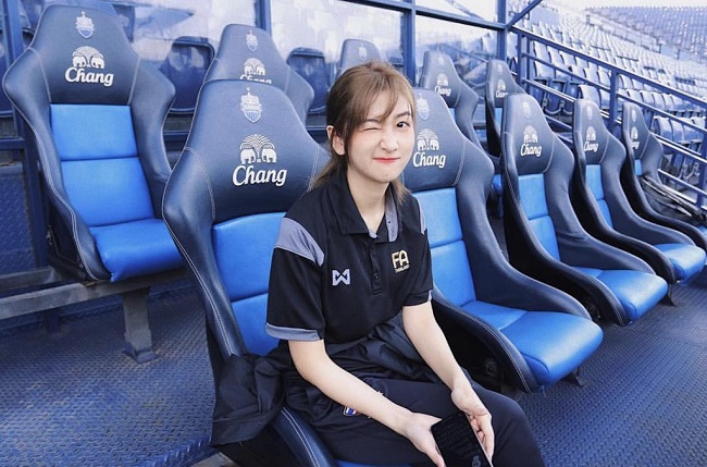 Cô nàng này là Jantima Saeear, phụ trách việc điều phối, dẫn đoàn U23 Việt Nam trong suốt thời gian tham dự giải đấu.