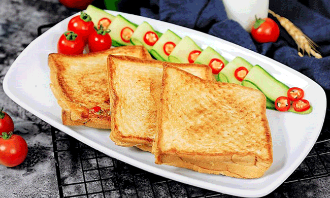 5. Sandwich gà nướng: Nếu bạn đang ở ngoài đường sau khi uống không ít rượu bia, hãy vào một cửa hàng ăn nhanh và gọi một chiếc sandwich gà nướng thay vì các món ăn chứa quá nhiều dầu mỡ như thịt nguội hoặc khoai tây chiên.
