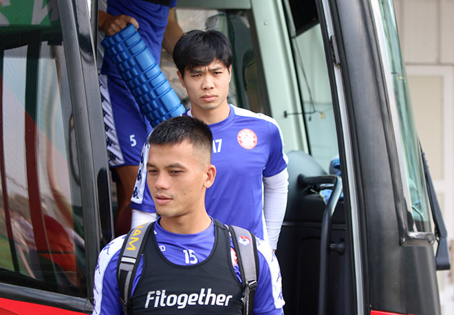 Chiều ngày 8/1, cầu thủ Nguyễn Công Phượng có buổi tập chính thức đầu tiên với CLB TP.HCM sau khi đầu quân cho đội bóng này từ CLB Sint-Tridense.