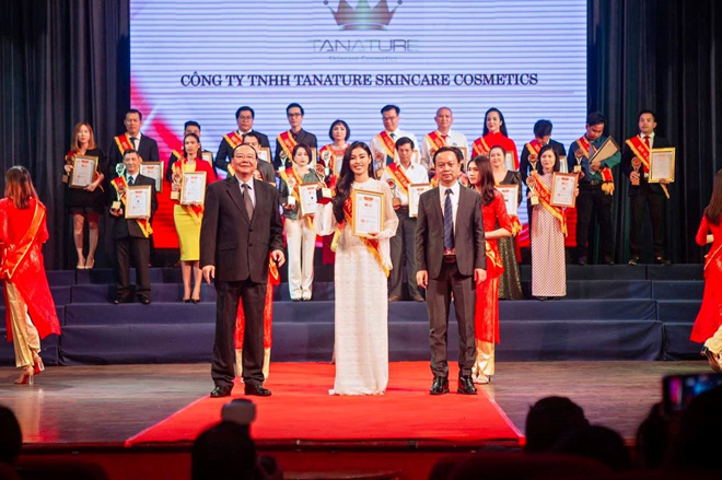 Hoa hậu - Doanh nhân Julia Hồ vinh dự nhận giải thưởng dịp cuối năm - 1
