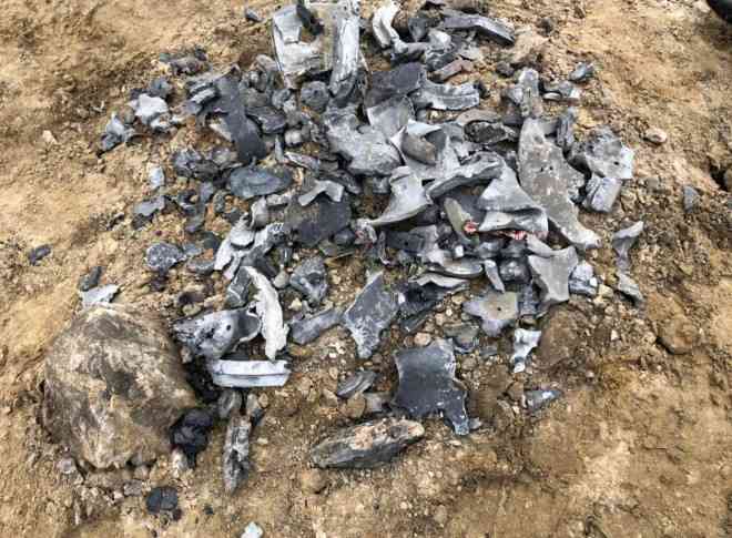 Các mảnh vỡ của tên lửa Iran trên một cánh đồng gần Erbil hôm 8-1. Ảnh: REUTERS