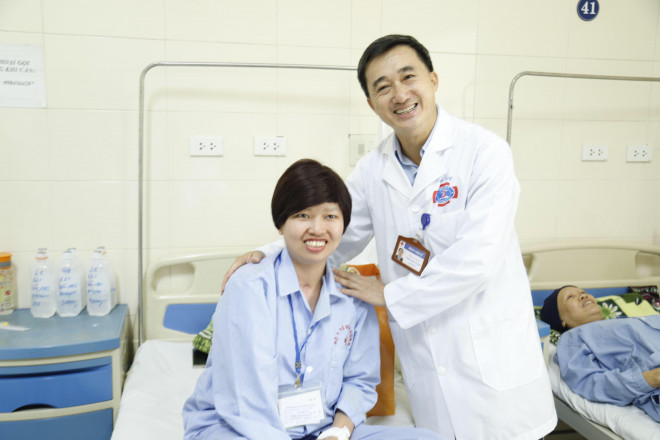 GS Trần Văn Thuấn đến thăm và động viện bệnh nhân Nguyễn Thị Liên ngày 7/1