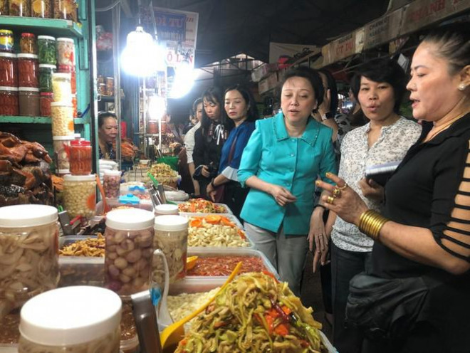 Bà Phạm Khánh Phong Lan, Trưởng Ban quản lý ATTP TPHCM cho biết: “Tình hình buôn bán tại chợ truyền thống những năm gần đây rất chậm. Do vậy, bài toán kéo khách đến chợ ngoài việc bán hàng đúng giá, tiểu thương vui vẻ thì vấn đề bảo đảm an toàn thực phẩm, hàng hóa có nguồn gốc rất quan trọng. Muốn vậy phải kiểm soát được thực phẩm từ nguồn. Có nguồn gốc rõ ràng sẽ hạn chế dần hàng gian, hàng giả trà trộn”.&nbsp;