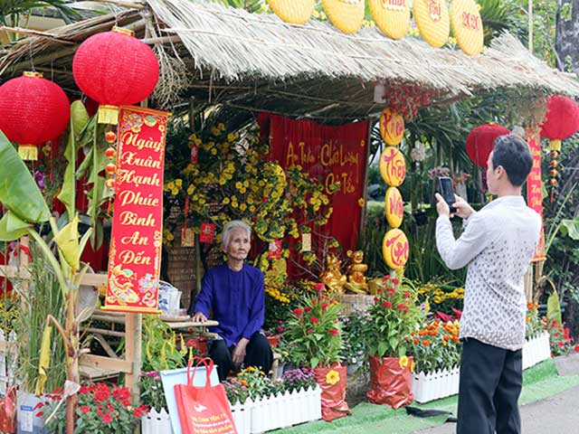 Đường hoa Tết “đặc biệt” trong bệnh viện ở Sài Gòn: “Má ngồi đây, con chụp ảnh cho má nghen”