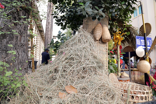 Những hình ảnh đậm chất làng quê bình yên như: cây rơm, khóm bông đủng đỉnh, khóm dừa nước, khóm lúa,... được lựa chọn trang trí để những bệnh nhân đang điều trị nội trú bớt nỗi nhớ nhà, giảm phần nào nỗi đau do bệnh tật.