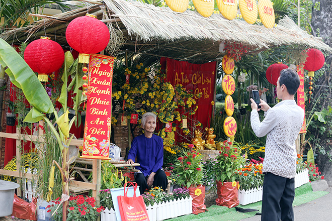 Người đàn ông dìu cụ bà vào tiểu cảnh trên đường hoa nói: “Má ngồi đây, con chụp ảnh cho má nghen”. Được con trai chụp ảnh trên đường hoa vào những ngày giáp Tết, cụ Nguyễn Thị Hoa (80 tuổi, quê Vĩnh Long) vui vẻ chia sẻ: “Tôi rất thích. Đường hoa được làm rất đẹp, nhìn thấy cảnh này tôi lại nhớ nhà, nhớ Tết quê”.