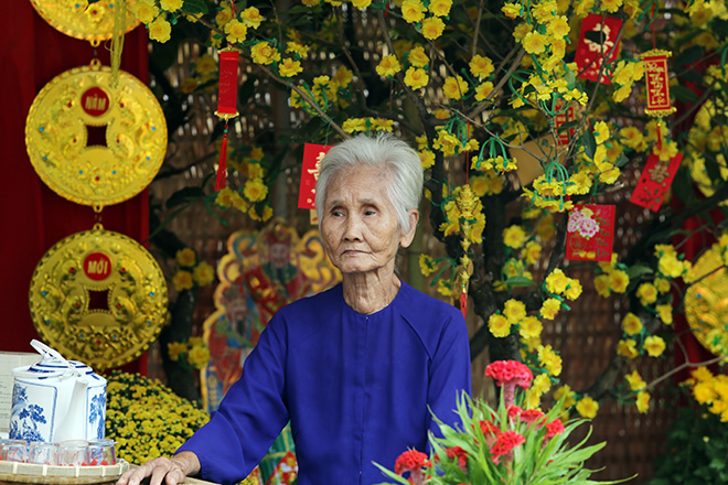 Anh Thái (con của cụ Hoa) tâm sự: “Tôi đưa má từ Vĩnh Long lên Bệnh viện Chợ Rẫy thường xuyên, Tết này vẫn ở đây để chữa bệnh. Tôi thấy đường hoa đẹp lắm, má tôi cũng vui nên sáng và chiều là nói dẫn đi dạo đường hoa”.