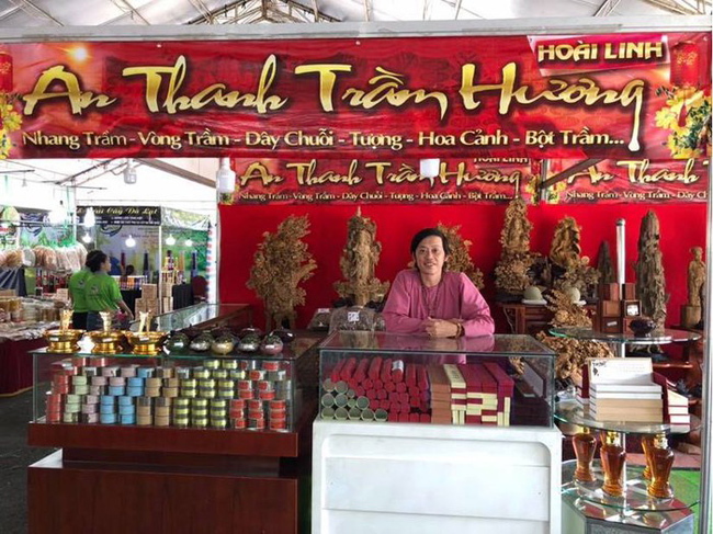 Năm ngoái, ngoài chạy show, Hoài Linh chơi lớn, bán trầm hương tại Hội Hoa Xuân Kỷ Hợi, TP. HCM.
