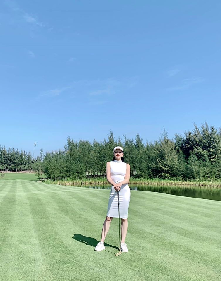 Chơi golf giúp các cô gái có vòng eo con kiến.