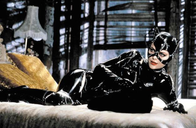 Vai diễn Catwoman cũng từng được mỹ nữ một thời Michelle Pfeiffer thể hiện cực kỳ thành công trong “Batman Returns” &#40;1992&#41;.