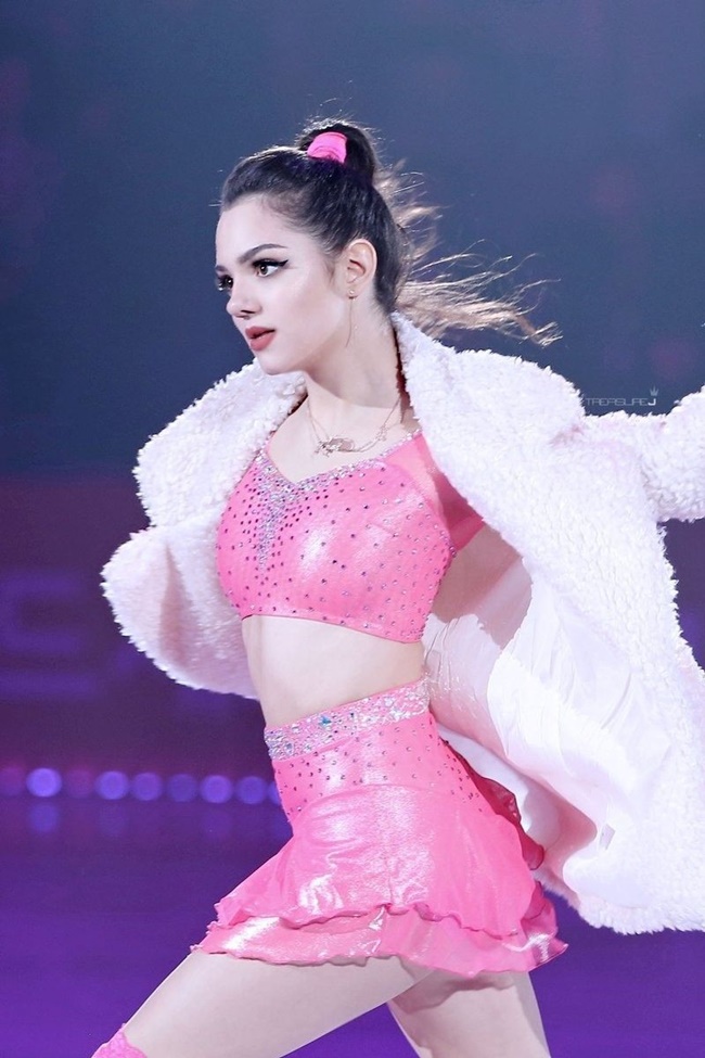 Trong trận thi đấu tại Hàn Quốc vào 4/2019, cô đã chọn bộ trang phục táo bạo màu hồng để biểu diễn.
