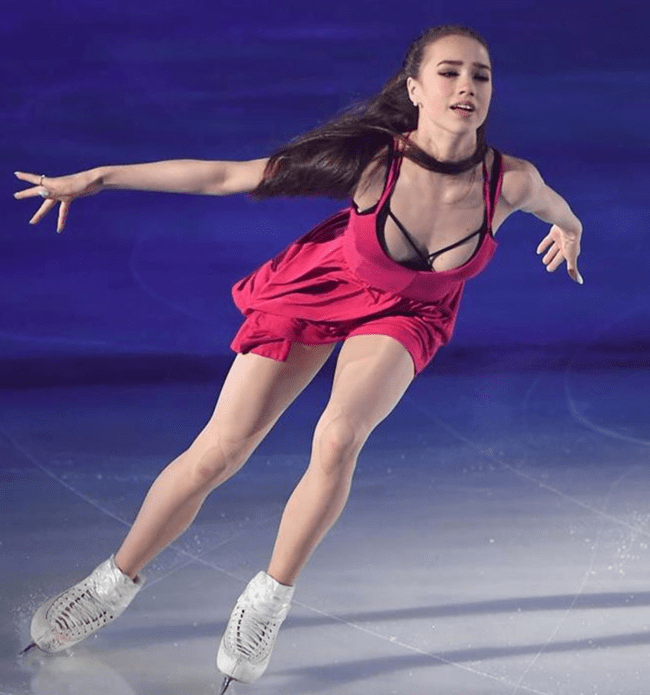 Alina Zagitova từng gây bão khi diện bộ váy gợi cảm khoe vòng một đầy đặn.