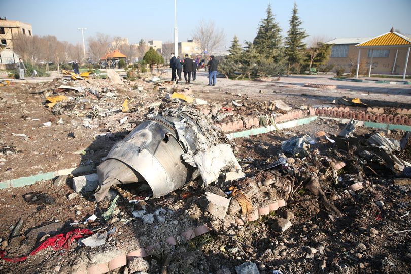 Hiện trường vụ rơi máy bay Ukraine ở thủ đô Tehran, Iran.