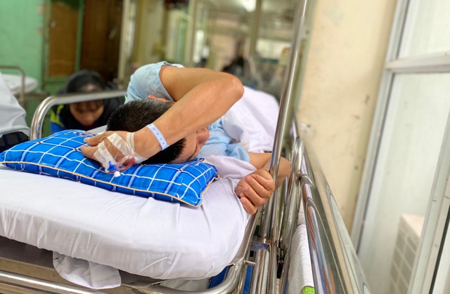 Bệnh nhân ở Hà Nội đang điều trị tại Bệnh viện Việt Đức bị tai nạn giao thông&nbsp;liên quan đến rượu bia.