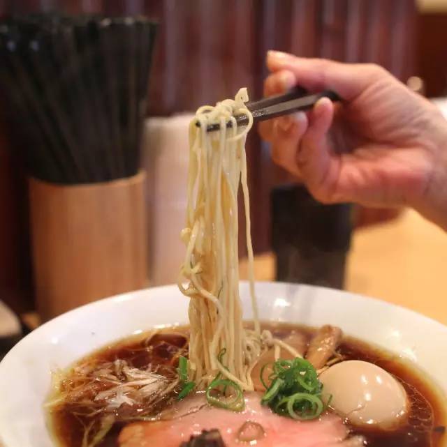 Tiệm ramen nhỏ đạt cả sao Michelin, chỉ có 9 chỗ ngồi và bán đúng 150 bát mỗi ngày - 7