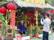 Tin tức trong ngày - Đường hoa Tết “đặc biệt” trong bệnh viện ở Sài Gòn: “Má ngồi đây, con chụp ảnh cho má nghen”