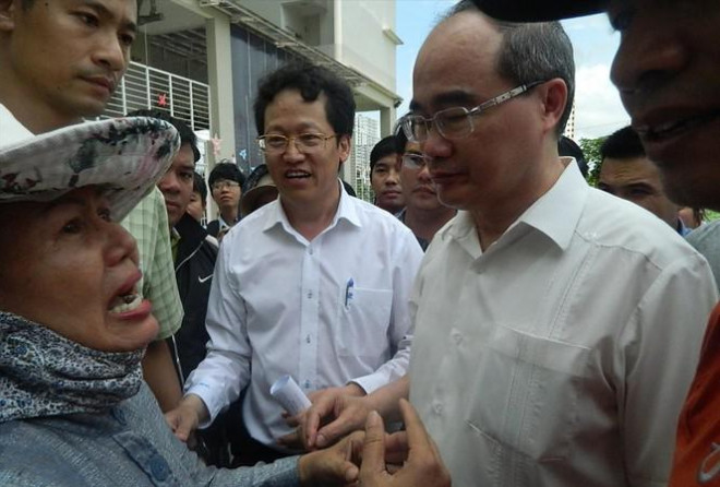 Người dân Thủ Thiêm gặp Bí thư Thành ủy TP.HCM Nguyễn Thiện Nhân khi ông đến thăm nơi tạm cư của bà con