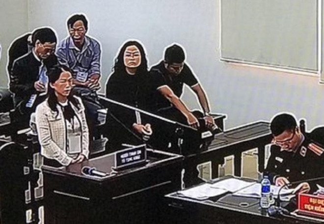 Bà Nguyễn Thị Thu Hiền (vợ Phan Văn Anh Vũ) trình bày tại tòa. Ảnh: TP