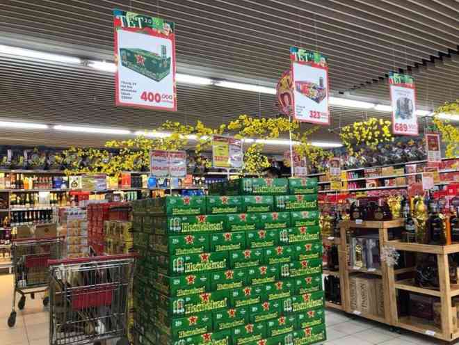 Giá bia tại siêu thị rẻ hơn so với đại lý và cửa hàng tạp hóa. Ảnh: TH