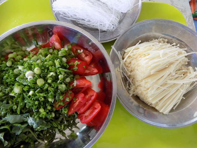 Bước 2:&nbsp;&nbsp;Hành + ngò gai lá và ngò thái rối. Nấm cắt bỏ chân,&nbsp;cà chua bi thái/bổ đôi. Bạch tuộc rửa sạch cắt làm đôi.