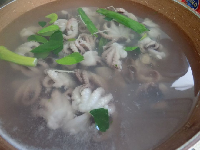 Bước 3: Nấu 1 nồi nước, khi nước sôi cho miến và nấm vào trụng nhanh 2 phút . Đổ nấm và miến ra rổ. Tiếp tục nấu 1 nồi nuớc khác cùng lá chanh. Khi nước sôi cho bạch tuộc vào luộc chín, trước khi vớt ra tô.