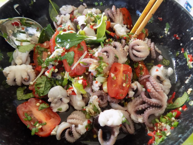 Bước 4: Cho gia vị đã chuẩn bị ở bước 1 vào&nbsp;cùng hành ngò, cà chua,&nbsp;nấm miến và bạch tuộc vào 1 cái âu to trộn đều.