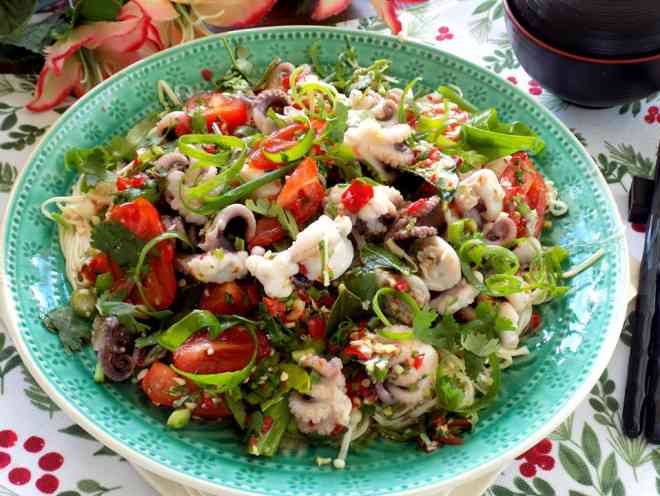 &nbsp;Cuối cùng cho gỏi bạch tuộc ra dĩa. Món này ăn chơi hoặc ăn cùng với cơm rất ngon.