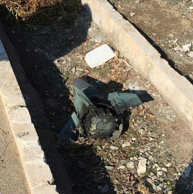 Hình ảnh mảnh vỡ tên lửa được cho là tìm thấy gần hiện trường vụ máy bay Ukraine rơi tại Iran (ảnh: Mirror