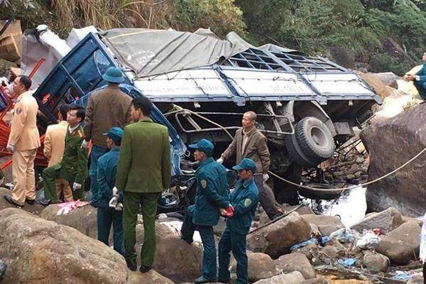 Xe tải lao xuống vực sâu ở Lai Châu, 3 người tử vong - 1