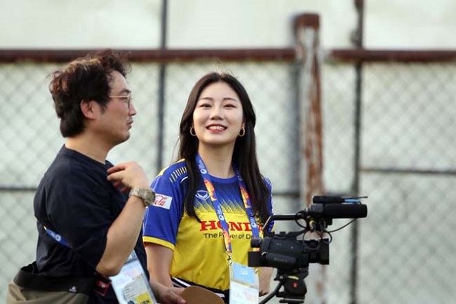 Cha Yoon Kyung là phóng viên Hàn Quốc nhưng gây bất ngờ khi mặc áo của ĐT U23 Việt Nam khi đến tác nghiệp. (Ảnh Tuấn Hữu)