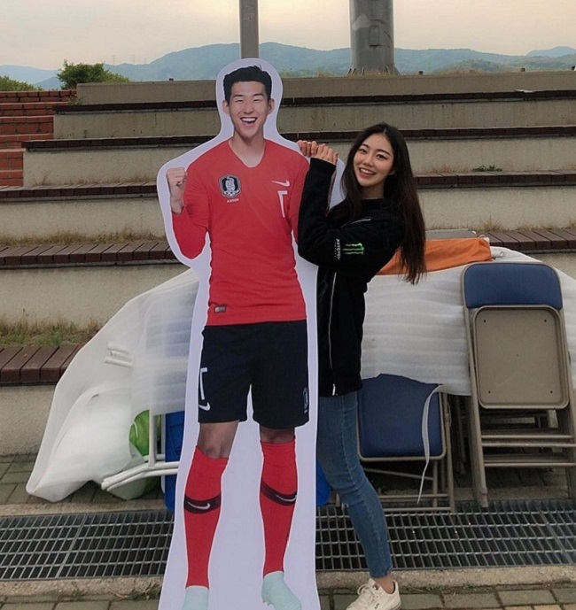 Giống như nhiều cô gái Hàn Quốc khác, Cha Yoon Kyung thần tượng cầu thủ ngôi sao Son Heung Min.