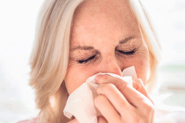 5. Ho mãn tính: Nếu bạn bị ho kéo dài 3 tuần trở lên mà không có các triệu chứng khác thường kèm theo như cảm lạnh hoặc dị ứng, nghẹt mũi, đó có thể là triệu chứng sớm của ung thư phổi.
