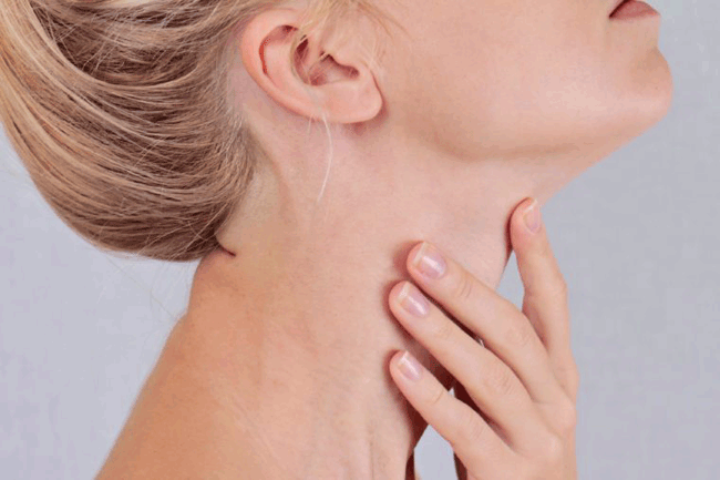 8. Khó nuốt: Đau họng có thể làm cho việc nuốt trở nên khó khăn hoặc đau đớn, nhưng nếu bạn nhận thấy nó kéo dài trong một vài tuần và trở nên tồi tệ hơn, hãy đi khám bác sĩ. Theo Hiệp hội Ung thư Hoa Kỳ (ACS), đây có thể là dấu hiệu ung thư thực quản, dạ dày hoặc cổ họng.
