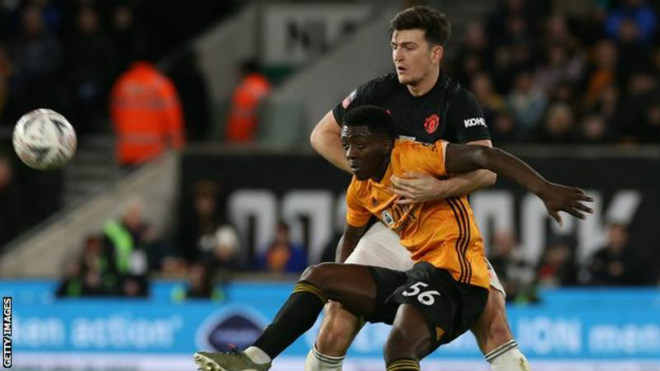 Harry Maguire (áo đen) dính chấn thương hông nghiêm trọng khi MU bị Wolves cầm hòa ở vòng 3 FA Cup