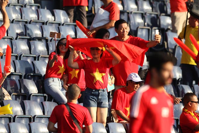 Không khí U23 Việt Nam ra quân đấu UAE: Sắc đỏ tràn ngập Chang Arena - 8