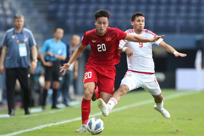 U23 Việt Nam (áo đỏ) thi đấu quyết tâm trước U23 UAE