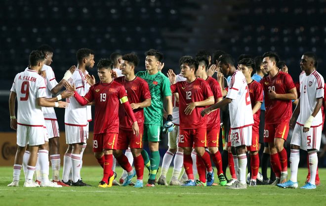 Các cầu thủ U23 VN bắt tay cầu thủ U23 UAE