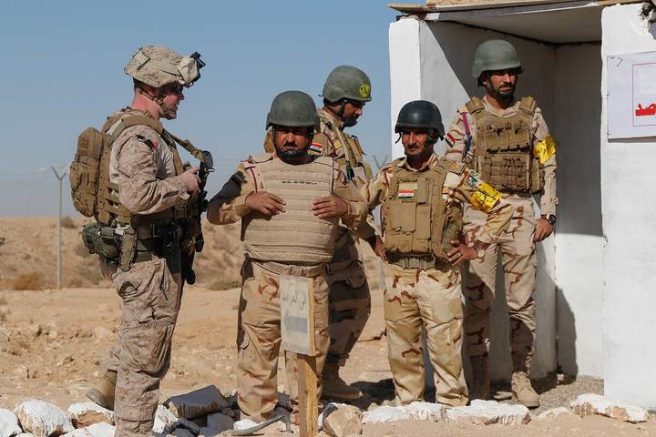 Một binh sĩ&nbsp;Mỹ cùng&nbsp;các quân nhân Iraq &nbsp;(Ảnh: Getty)