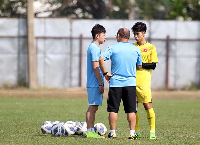 Sau khi nhóm cầu thủ U23 Việt Nam khởi động với HLV thể lực Park Sung Gyun, HLV Park Hang Seo có trao đổi riêng với một số cầu thủ như Trọng Hùng, Tiến Dụng, Tấn Tài...