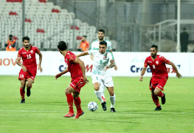 U23 Bahrain (áo đỏ) chơi tấn công ấn tượng trước&nbsp;U23 Iraq