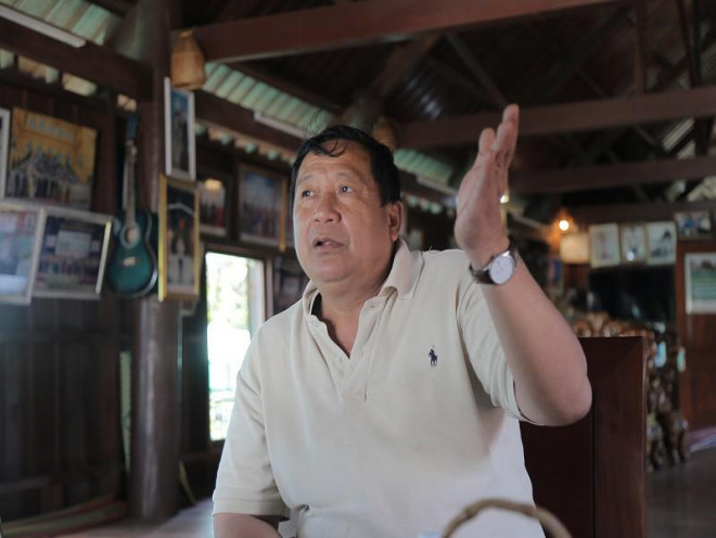 Khăm Phết Lào, con trai thứ 11 của 'Vua voi' Ama Kông, kể về chuyện săn voi ở núi rừng Tây Nguyên. Ảnh H.Trường