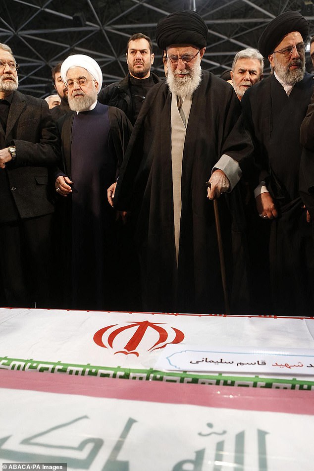 Giáo chủ Ali Khameini đứng bên cạnh Tổng thống Hassan Rouhani trước linh cữu tướng Soleimani.