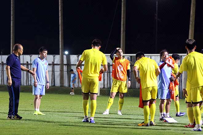 Sau đó&nbsp;HLV Park Hang Seo &amp;&nbsp;trợ lý Lee Young Jin chia đôi đội hình U23 Việt Nam tập chiến thuật đấu U23 Jordan