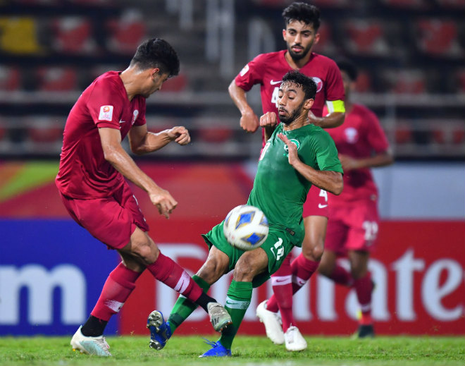 U23 Saudi Arabia (áo xanh) và U23 Qatar (áo đỏ) thi đấu bế tắc