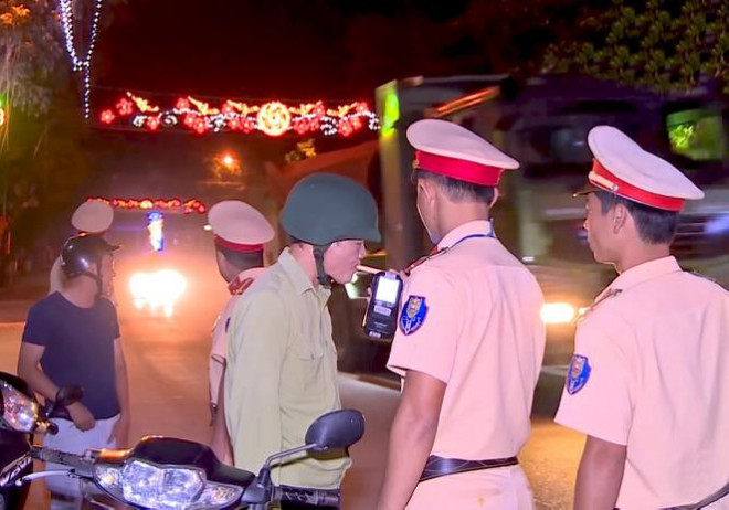 Lực lượng CSGT Thanh Hoá làm nhiệm vụ đo nồng độ cồn của người tham gia giao thông