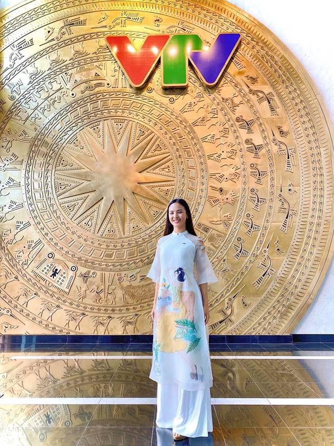Thành công với danh hiệu Người đẹp truyền thông tại Miss World Việt Nam 2019, Quỳnh Nga còn được biết tới là biên tập viên của Trung tâm tin tức VTV24.