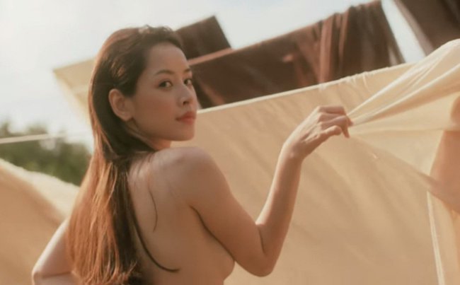 Chi Pu hiện tại đang theo đuổi phong cách quyến rũ, gợi cảm và có phần táo bạo. Những lần bán nude trong MV khiến nữ diễn viên bị chỉ trích vì hình ảnh được cho là quá đà, phản cảm.