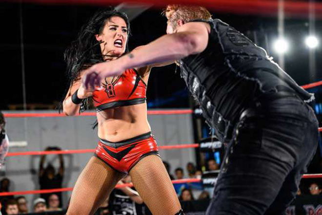 Tessa Blanchard đả bại đối thủ nam