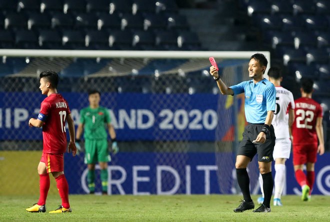 Trọng tài dọa &#34;rút thẻ đỏ&#34; với Quang Hải, fan U23 Việt Nam hú hồn - 8